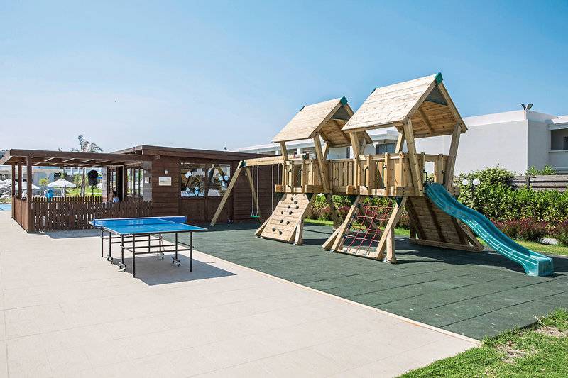Spielplatz im Asterias Beach Resort mit Rutsche und Tischtennistisch