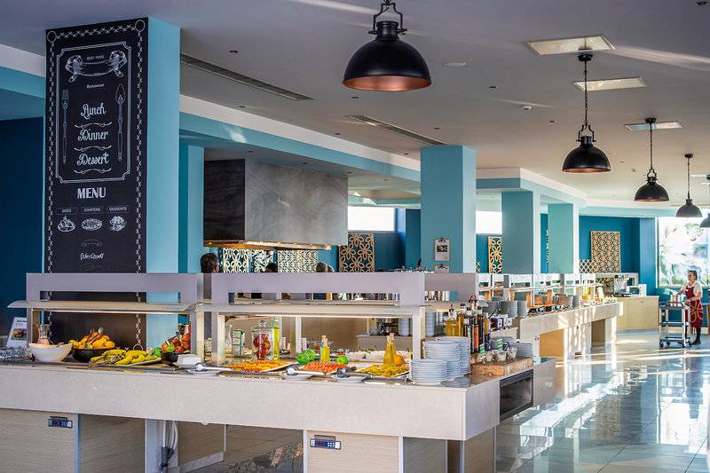 Buffetbereich im Asterias Beach Resort mit verschiedenen Speisen und Dekoration.
