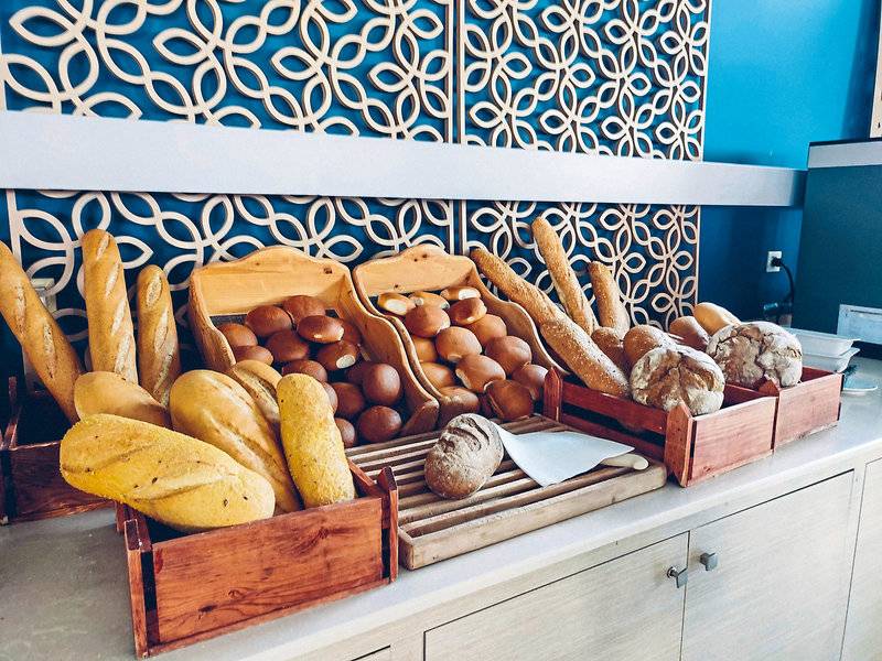 Verschiedene Brotsorten in Holzboxen im Asterias Beach Resort Hotel