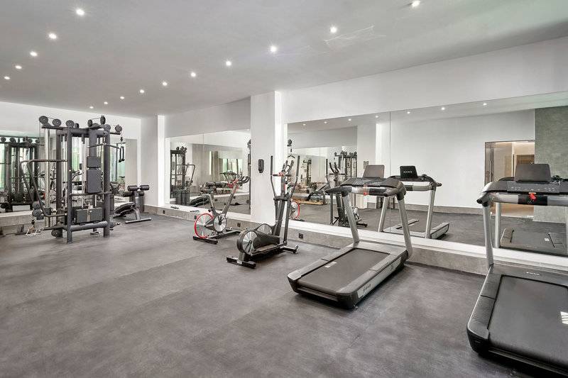 Fitnessstudio im Lindos Grand Resort & Spa mit Laufbändern und Kraftgeräten.