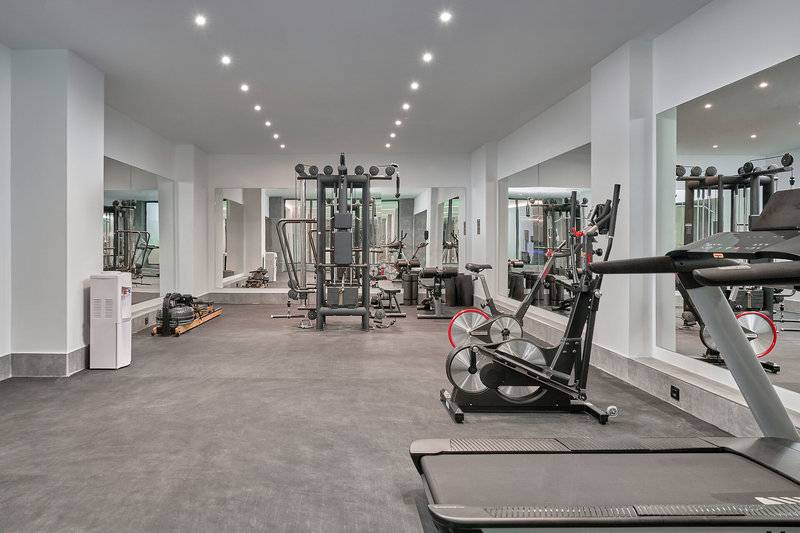 Fitnessstudio im Lindos Grand Resort & Spa mit Geräten und Spiegeln
