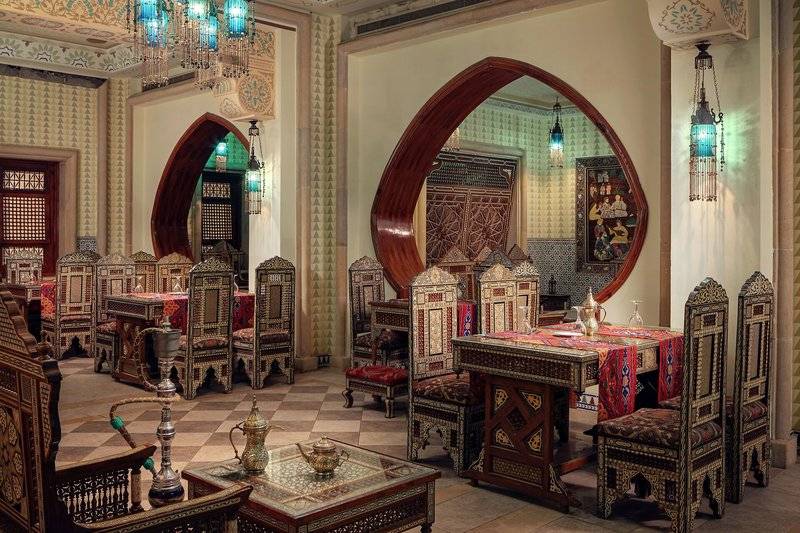 Inneneinrichtung des Palm Royale Soma Bay Restaurants mit orientalischen Möbeln und Dekor.