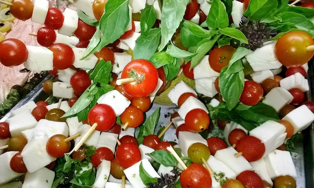 Vorspeisenplatte mit Tomaten, Mozzarella und Basilikum im Gemma Resort.