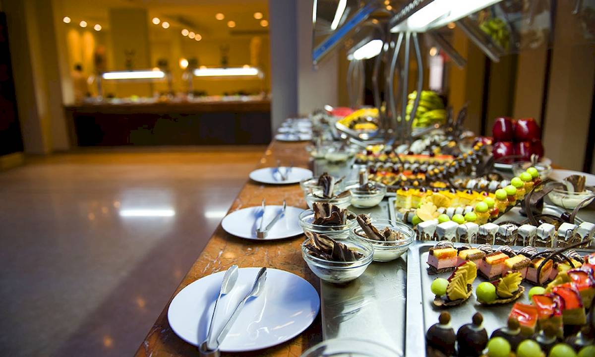 Süßigkeiten-Buffet im Gemma Resort mit verschiedenen Desserts und Gebäck.