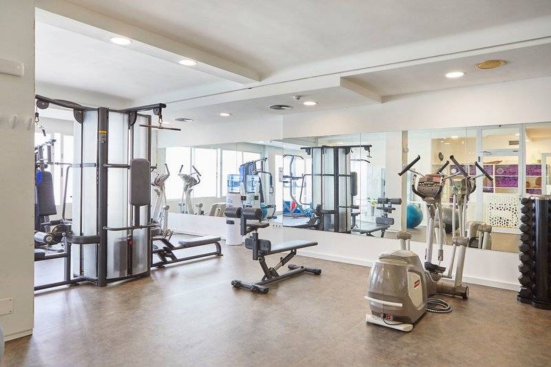 Fitnesscenter im Fergus Style Bahamas Hotel mit verschiedenen Trainingsgeräten und Spiegeln