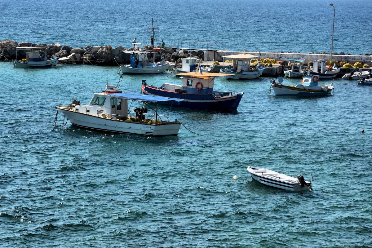 Mehrere Boote liegen im Hafen von Samos, einige sind an der Pier befestigt.