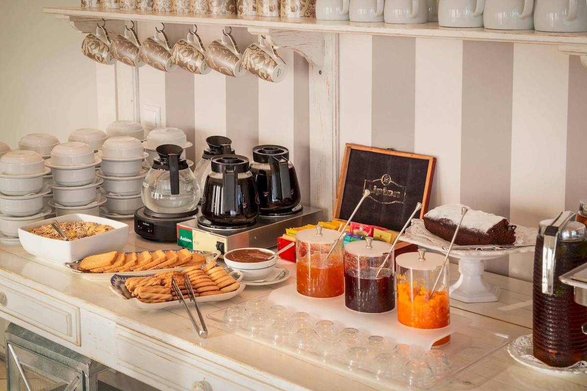 Frühstücksbuffet im Kalidon Panorama Hotel mit verschiedenen Getränken und Speisen.