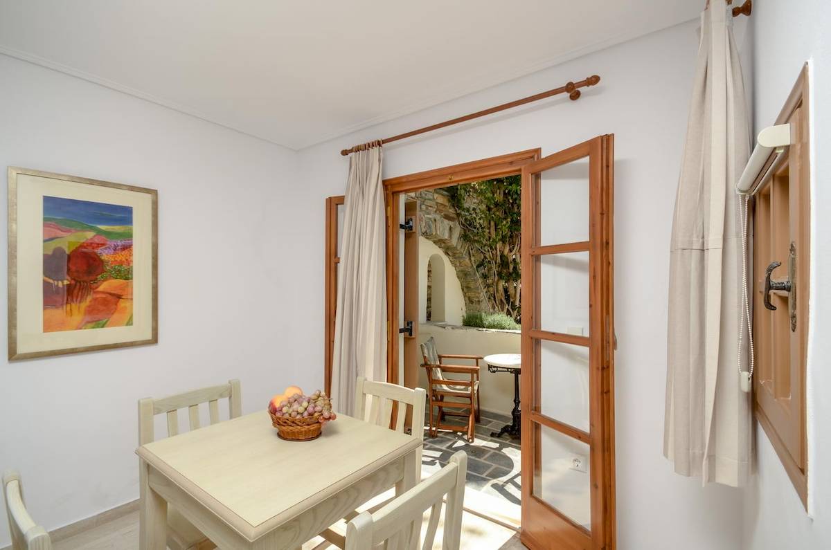 Speisezimmer des Proteas Hotel & Suites mit offenem Ausgang zur Terrasse