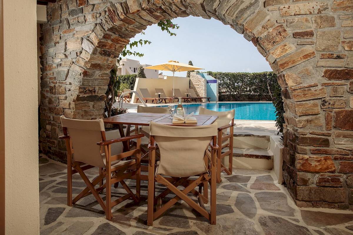 Terrasse des Proteas Hotel & Suites mit Tisch und Buch