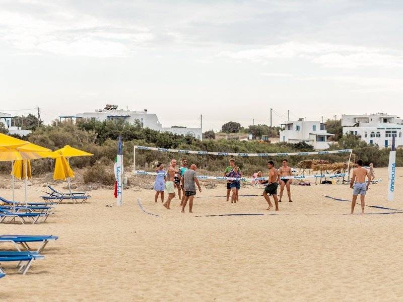 Volleyballspieler spielen auf dem Strand vor dem Mikri Vigla Hotel.