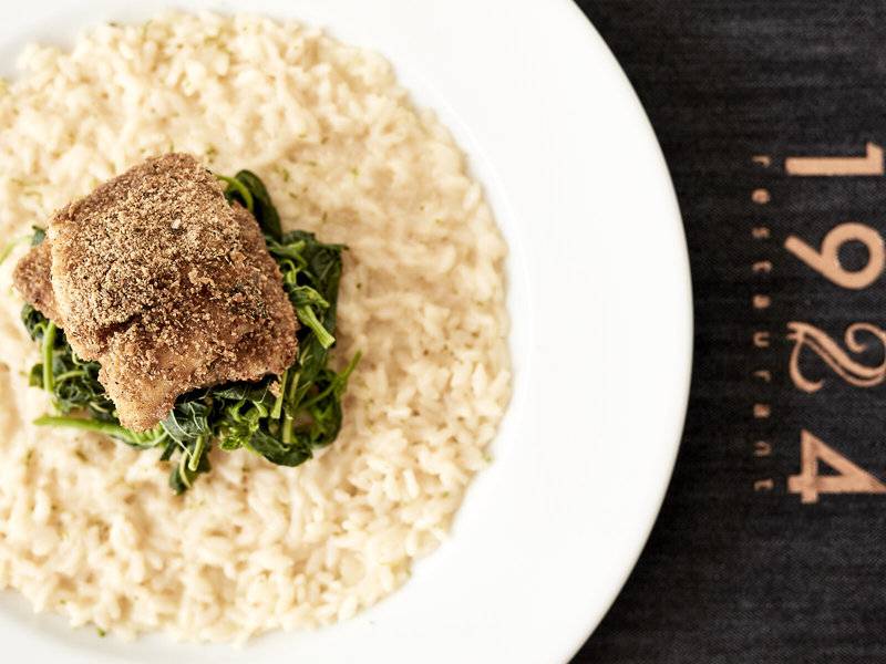 Essenteller mit Reis, Spinat und gebratenem Fisch im Lagos Mare Hotel.