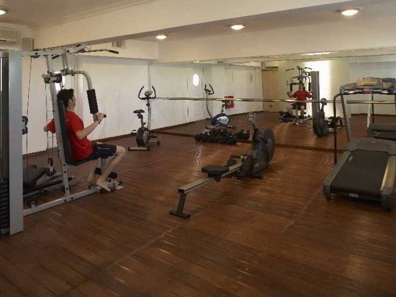 Fitnessraum im Lagos Mare Hotel mit verschiedenen Trainingsgeräten.