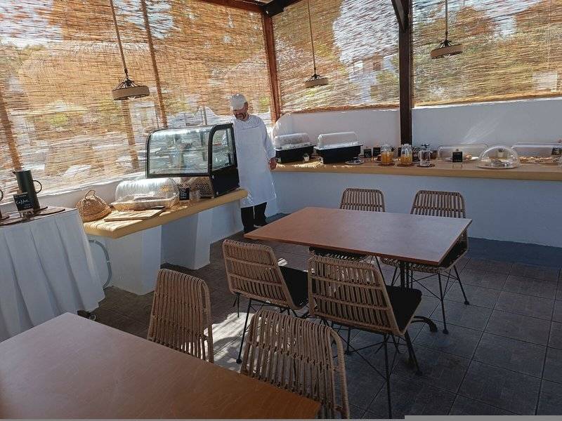 Ein Café im Naxos Summerland Resort mit einem Koch, der einen Kühlschrank öffnet.