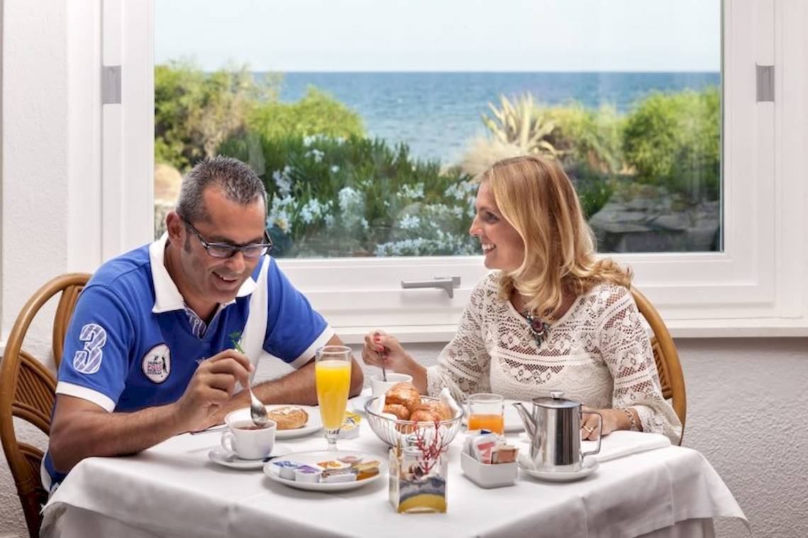 Frühstück am Meer im Hotel Mare Pineta mit Blick auf das Meer