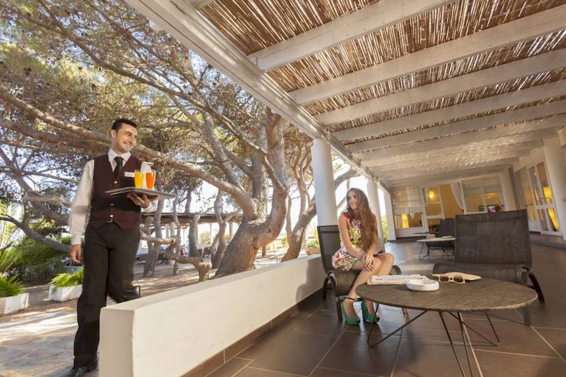 Ein Kellner serviert Getränke auf der Terrasse des Mare Pineta Hotels.
