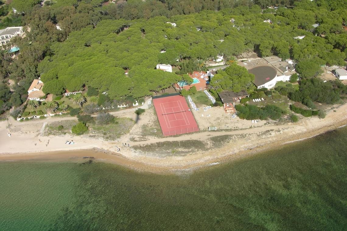 Luftaufnahme des Mare Pineta Hotels mit Tennisplatz und Pool