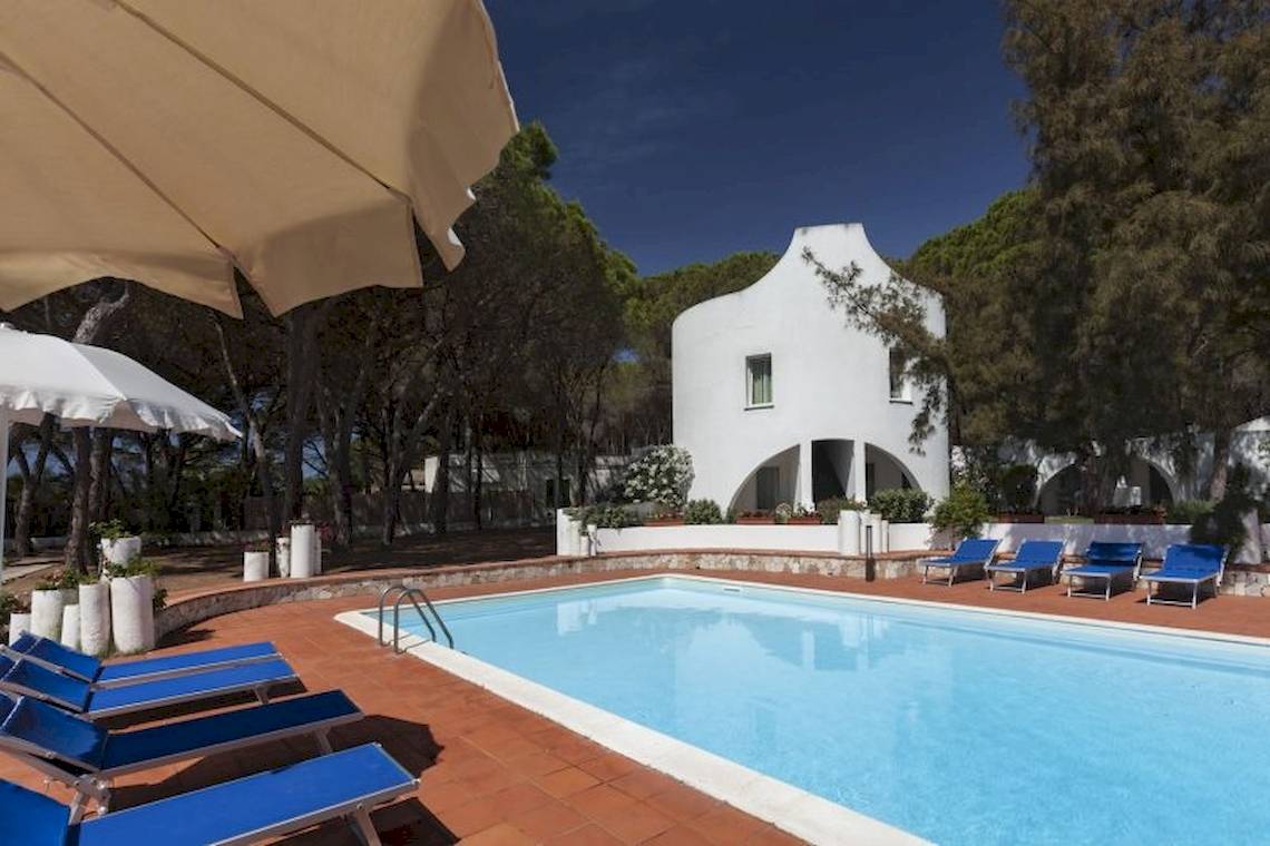 Schwimmbecken am Mare Pineta Hotel mit blauen Liegestühlen und Sonnenschirmen