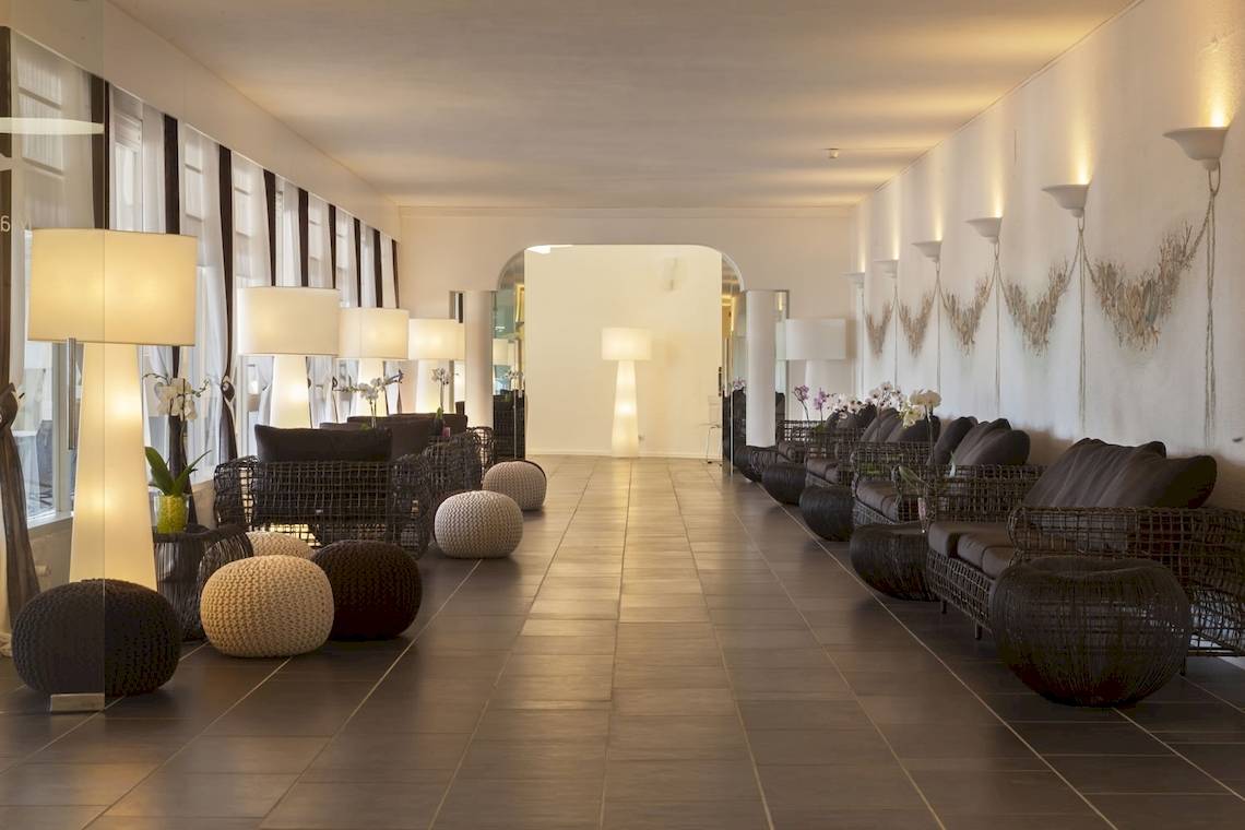 Lobby-Lounge des Mare Pineta Hotels mit modernen Möbeln und Wanddekorationen.