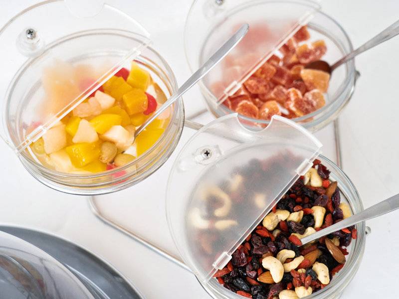 Drei Glasbehälter mit verschiedenen Snacks im Iris Boutique Hotel.