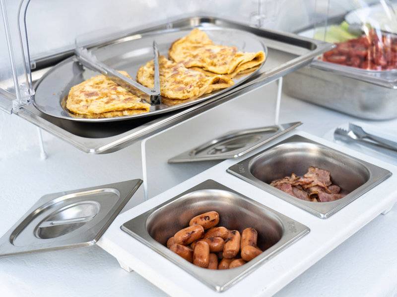 Frühstücksbuffet im Iris Boutique Hotel mit Omelettes, Speck und Würstchen