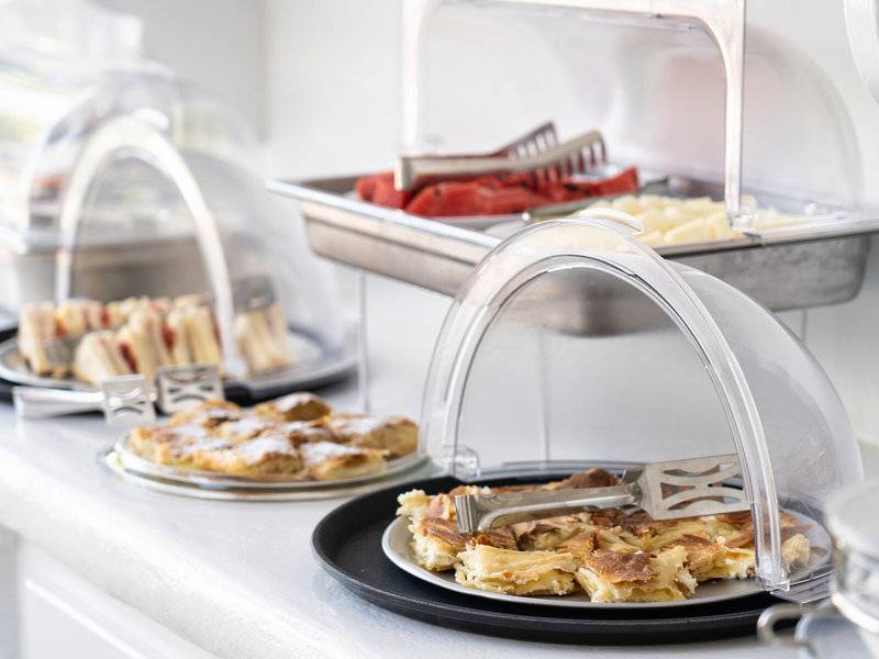 Frühstücksbuffet im Iris Boutique Hotel mit verschiedenen Gerichten.