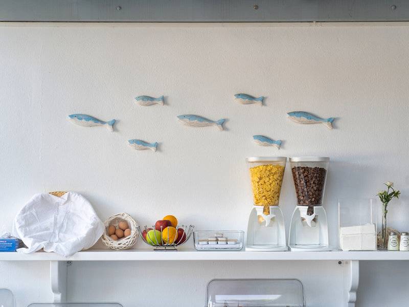 Frühstücksbuffet im Iris Boutique Hotel mit Früchten, Eiern und Getränkeautomaten.