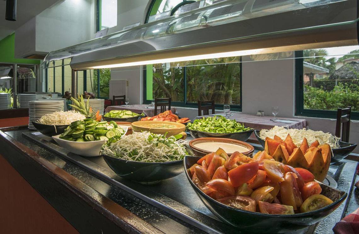 Buffet-Tisch im Gran Caribe Villa Tortuga Hotel mit verschiedenen Salaten und Gemüsegerichten.