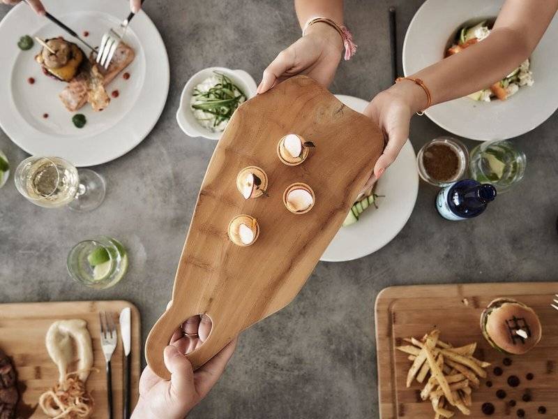 Hochzeitsfrühstückstisch im Poseidon of Paros Hotel & Spa mit verschiedenen Gerichten und Getränken.