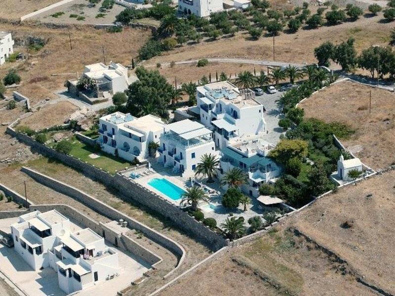 Luftaufnahme des Pyrgaki Hotels mit mehreren weißen Gebäuden, Swimmingpool und Gärten.