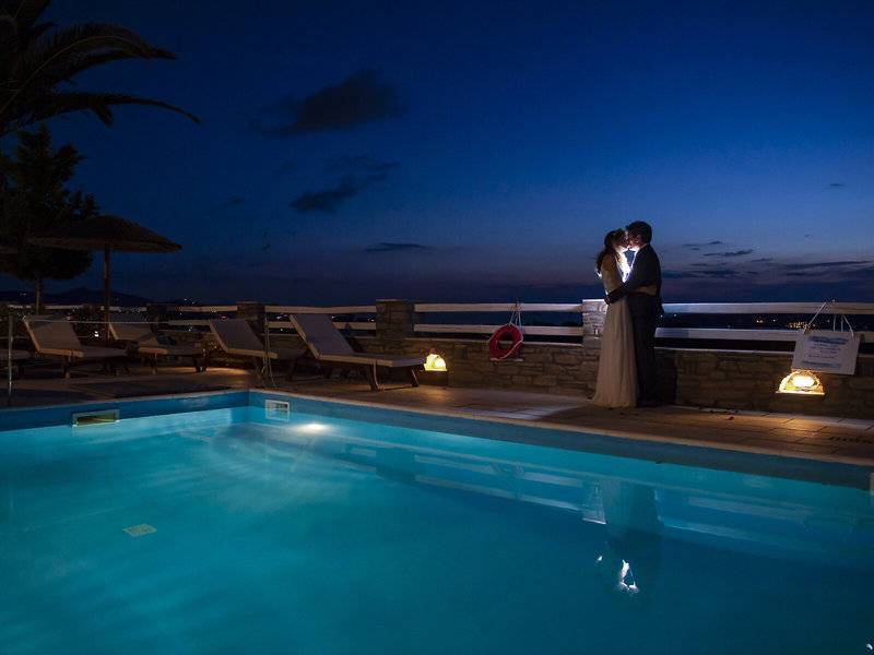 Brautpaar beim Kuss am Pool bei Nacht im Pyrgaki Hotel