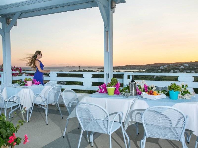 Pyrgaki Hotel Terrasse mit Aussicht auf eine Insel bei Sonnenuntergang