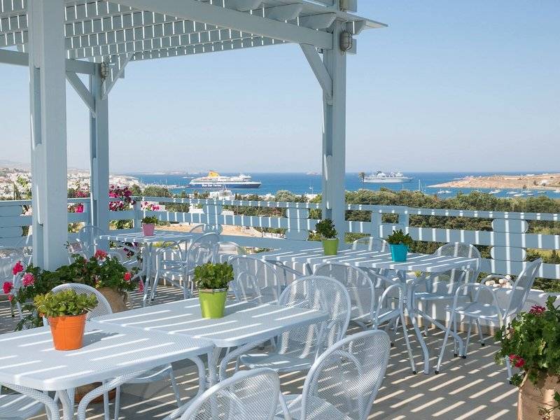 Terrasse des Pyrgaki Hotels mit Blick auf das Meer und Kreuzfahrtschiffe.