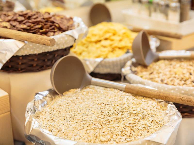 Eine Auswahl von Schnittlauch, Haferflocken und Chips auf einem Buffet, serviert in verschiedenen Körben.