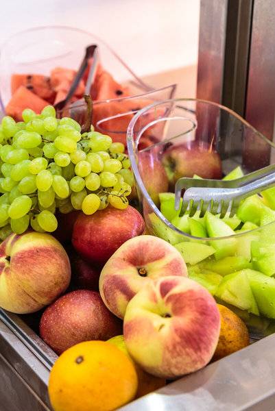 Obstbuffet im Pyrgaki Hotel mit Trauben, Äpfeln, Melonen, Nektarinen und Orangen.