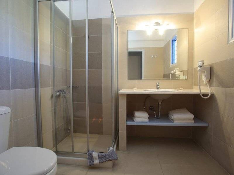 Badezimmer im Pyrgaki Hotel mit Dusche, Waschbecken und Toilette