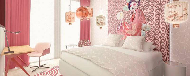 Schlafzimmer im nhow Amsterdam RAI Hotel mit pinken Wänden, weißen Bettwäsche und Geisha-Tapete.