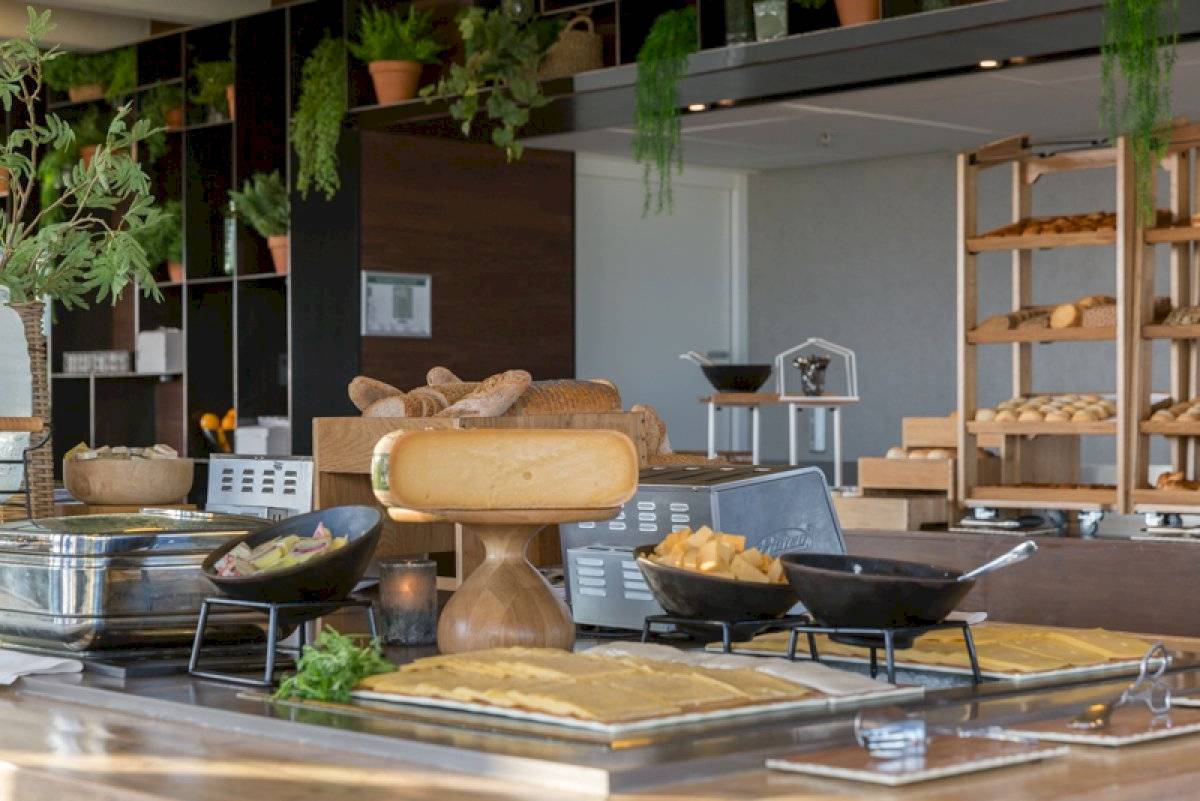 Leonardo Hotel Amsterdam Rembrandtpark Speisesaal mit verschiedenen Gerichten und Käse