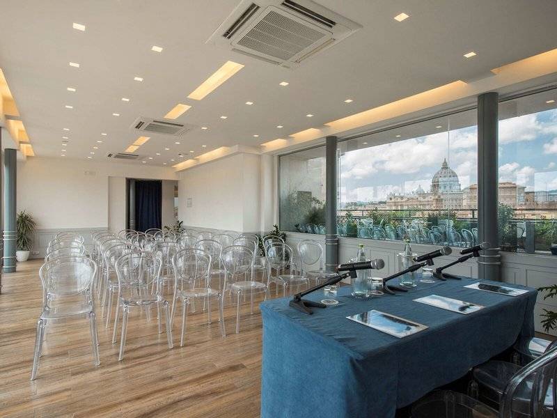 Konferenzraum des Atlante Star Hotels mit Blick auf den Petersdom in Rom