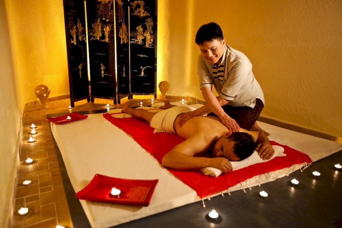Massage im Lella Baya & Thalasso Hotel mit Kerzen und einem Therapeuten