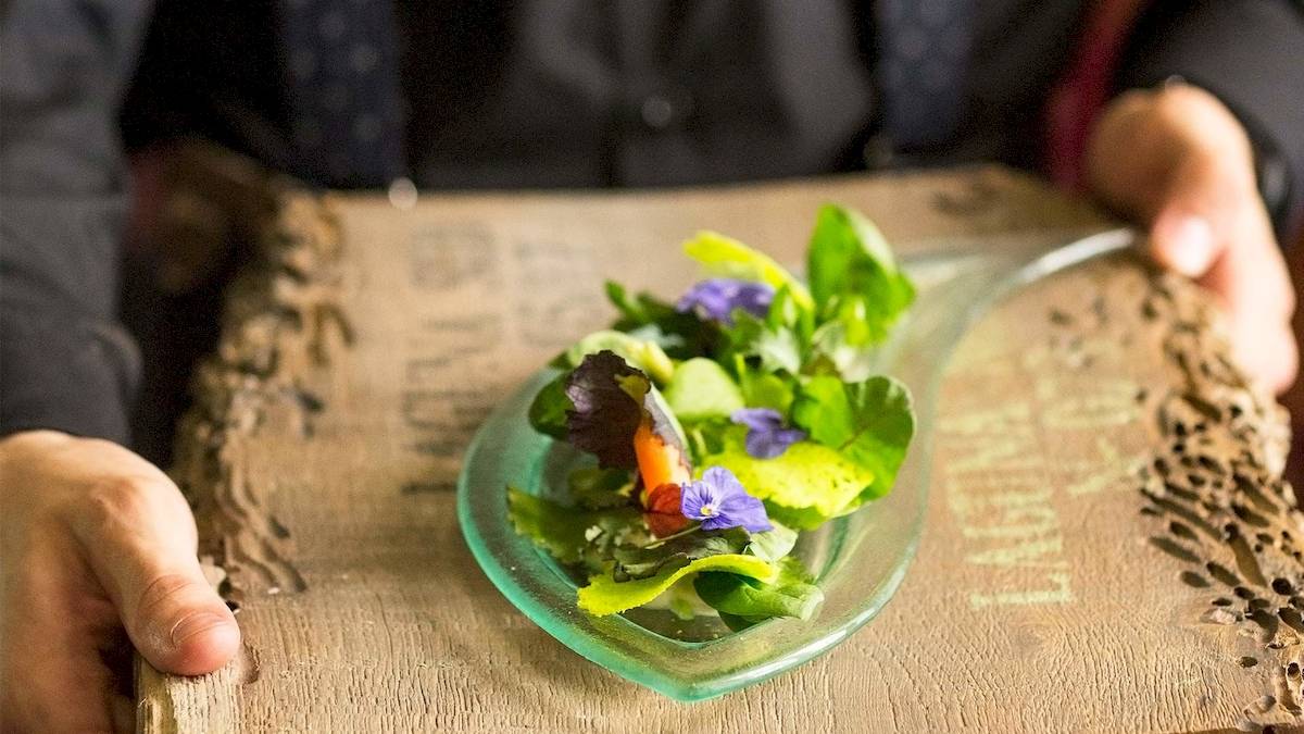 Metropole Hotel Salat auf Glaslöffel auf einem Holzbrett