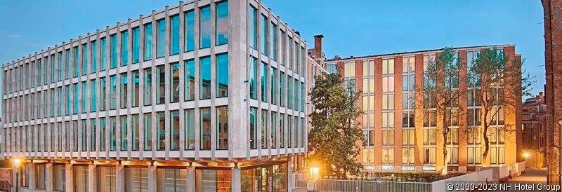 Außenansicht des Avani Rio Novo Hotels mit modernen Gebäuden und großen Fenstern.