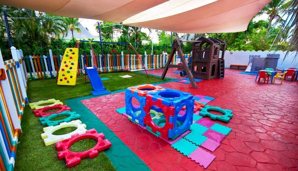 Spielplatz des Catalonia Bayahibe Hotels mit Rutsche, Kletterwand und bunten Spielsachen.