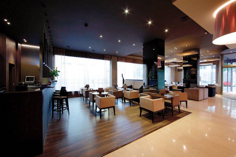 Lobby des Attica 21 Barcelona Mar Hotels mit Holzboden und modernen Möbeln.
