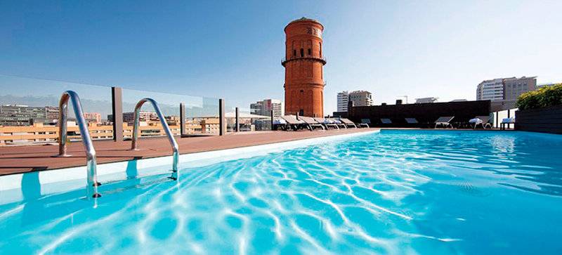Dachpool des Attica 21 Barcelona Mar Hotels mit Blick auf die Stadt