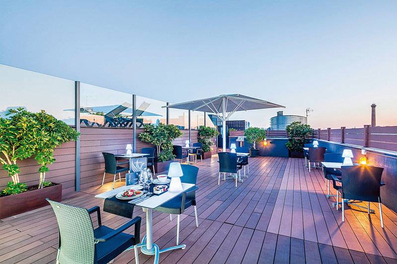 Dachterrasse des Attica 21 Barcelona Mar Hotel mit Blick auf die Stadt