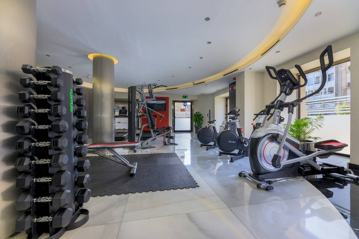 Fitnessbereich im Ciutadella Barcelona Hotel mit diversen Trainingsgeräten.