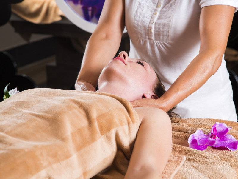 Frau erhält Massage im Diamond Premium Hotel & Spa