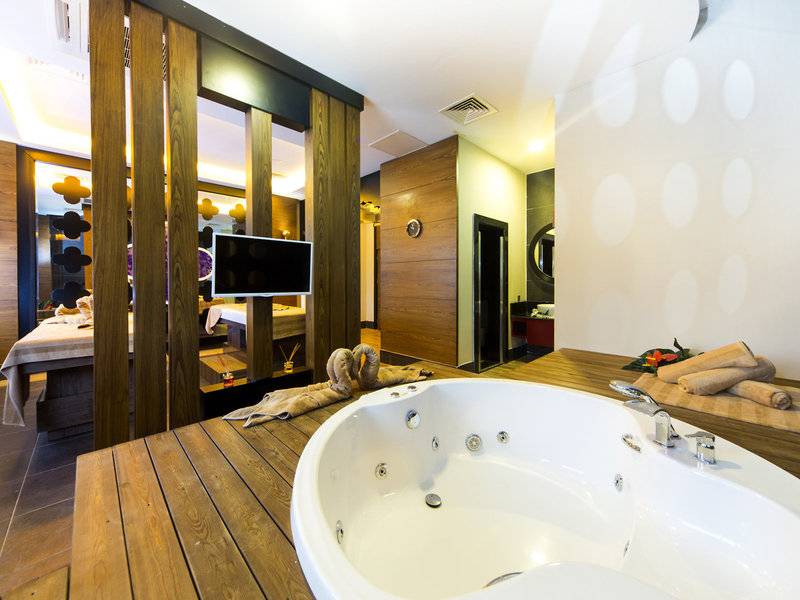 Diamond Premium Hotel & Spa - Side