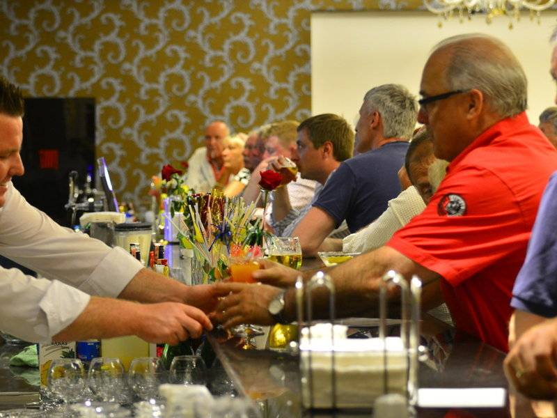 Bar Mitarbeiter bedienen Gäste im Azura Deluxe Resort & Spa