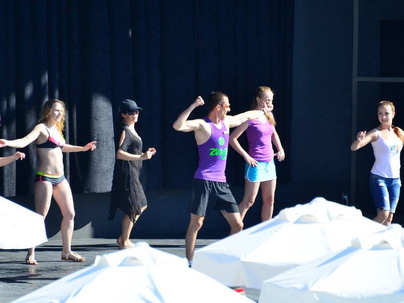 Tanzshow im Azura Deluxe Resort & Spa mit Teilnehmern in verschiedenen Outfits.